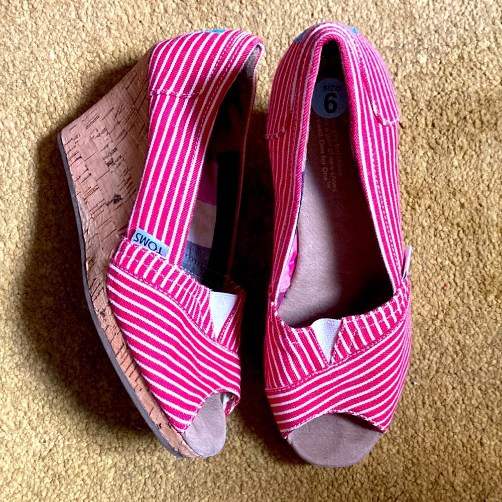 TOMS red white strip wedges! Slightly worn, true to size and comfy!